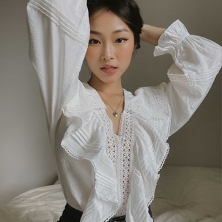 Áo Sơ Mi Trắng Kiểu Nữ Phối Bèo Tay Dài Xòe Chữ V Form Rộng Dáng Dài Thanh Lịch Đi Học, Đi Làm, Đi Chơi - Jasmine Blouse