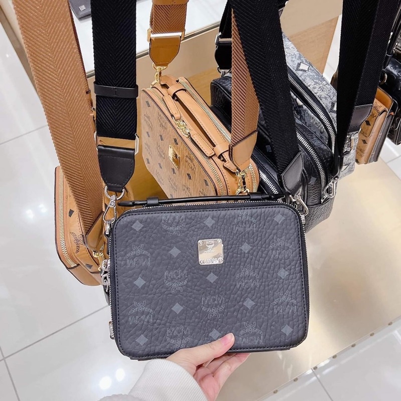 Miếng dán logo vuông dán túi MCM