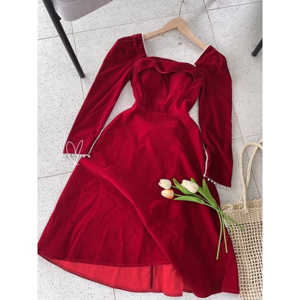 ĐẦM MIDI NHUNG ĐỎ CỔ VUÔNG CHẠY VIỀN CƯỜM ĐÍNH ĐÁ