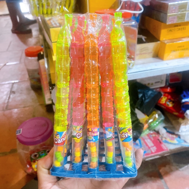 Vỉ 30 cây kẹo kèm sáo sắc mầu