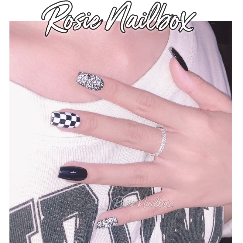 Móng tay giả màu đen phối nhũ flash và họa tiết caro xinh xắn sang chảnh