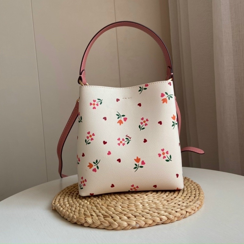 Túi đeo vai Coach Small Town Bucket xinh xắn