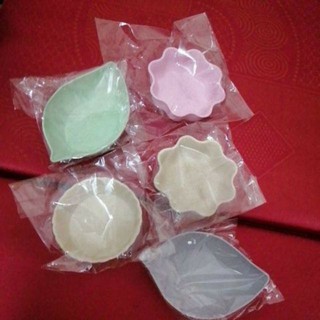 đĩa lúa mạch đựng nước chấm gia vị