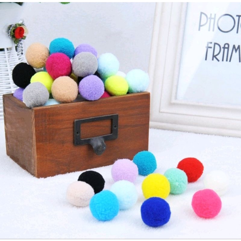 Set 100 pompom len mịn to đủ màu dùng trang trí may mặc, đồ chơi cho bé đường kính 2.5cm