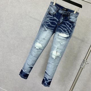 Quần jean bò nam Amiri xanh bạc kẻ sóng phối rách xước vá da nhăn trắng tua chỉ ngang dáng slimfit QJ34P