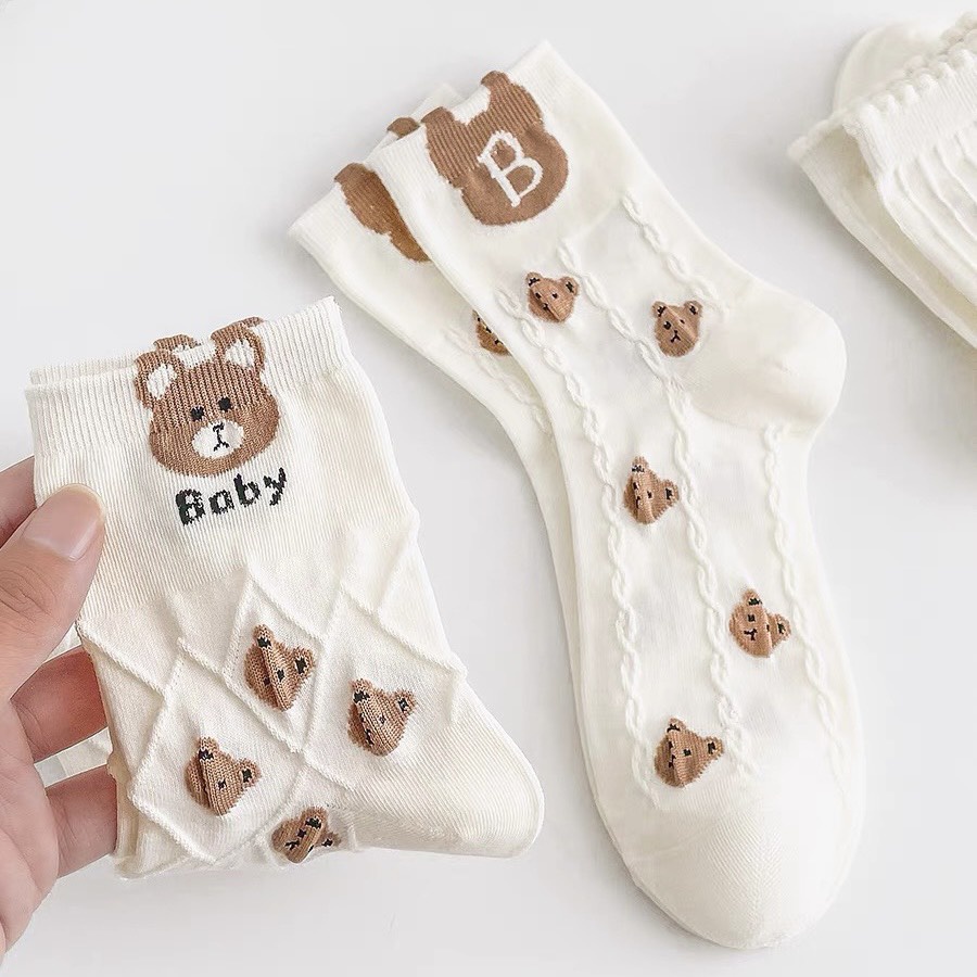 Tất vớ nữ cổ cao màu trắng, họa tiết gấu baby nâu dễ thương