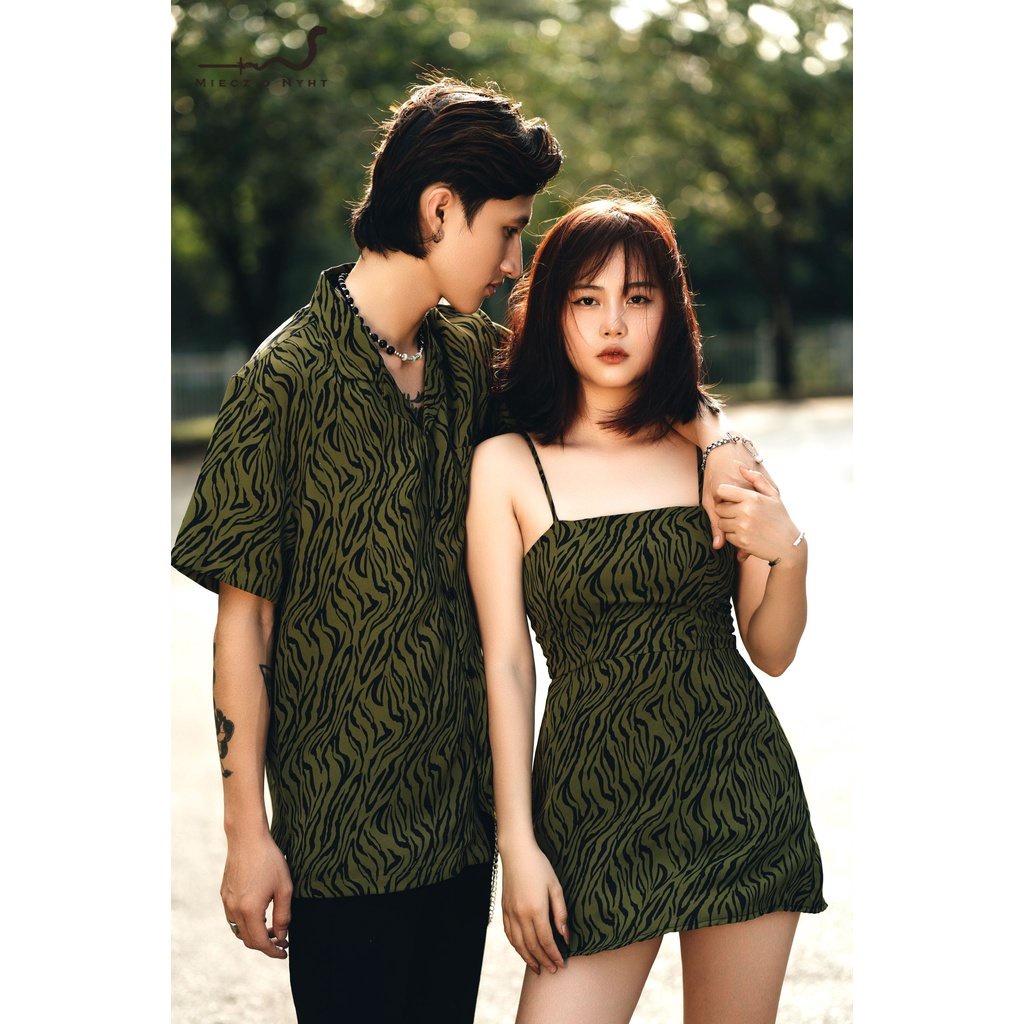 Đồ Đôi Nam Nữ - M o N. Couple Áo Sơ Mi Nam Cổ Danton - Váy 2 Dây Dáng Ngắn - Special Zebra Moss Họa Tiết Vằn Ngựa