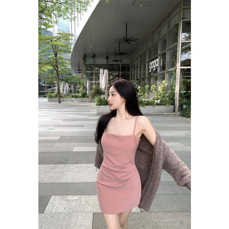 Set áo khoác len cardigan không khuy dáng dài+ Váy hai dây màu hồng sang trọng