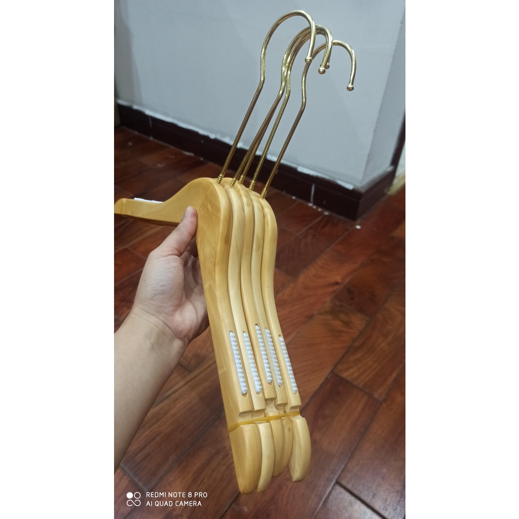 MÓC TREO QUẦN ÁO BẰNG GỖ MÀU VÀNG có đệm CỔ TRÒN ĐẦU MÓC XOAY 360, ĐƯỢC PHỦ LỚP SƠN CHỐNG ẨM MỐC kích thước 38cm