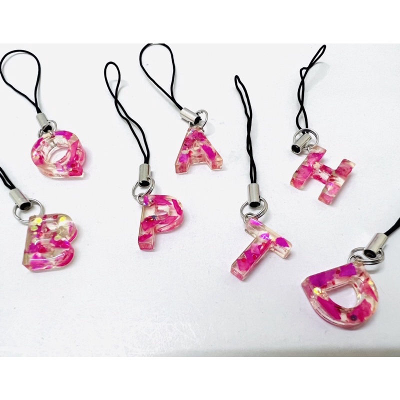 Móc khóa dây chữ cái nhũ hồng keo epoxy trong suốt