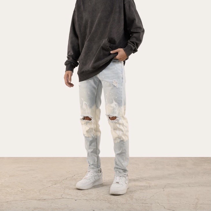 Quần jean nam  streetwear cao cấp màu xanh sáng rách gối vẫy sơn , form slimfit, chất jean co giãn thoải mái.