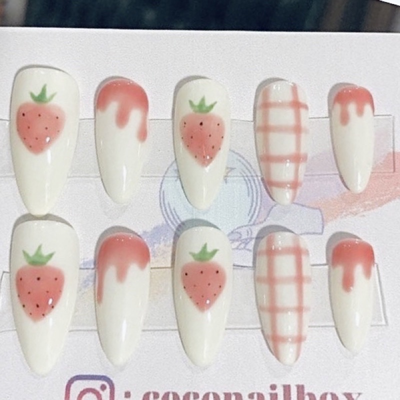Nailbox thiết kế vẽ dâu đáng yêu