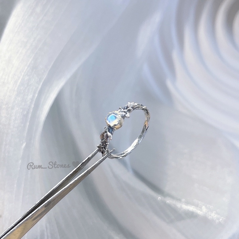 nhẫn bạc dáng ong Moonstone