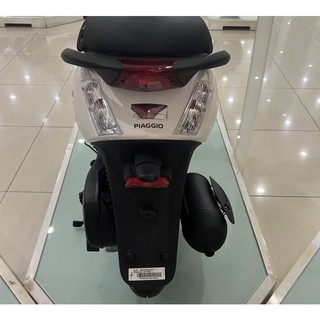 Tem chữ Piaggio dán trên xe Zip ❤️