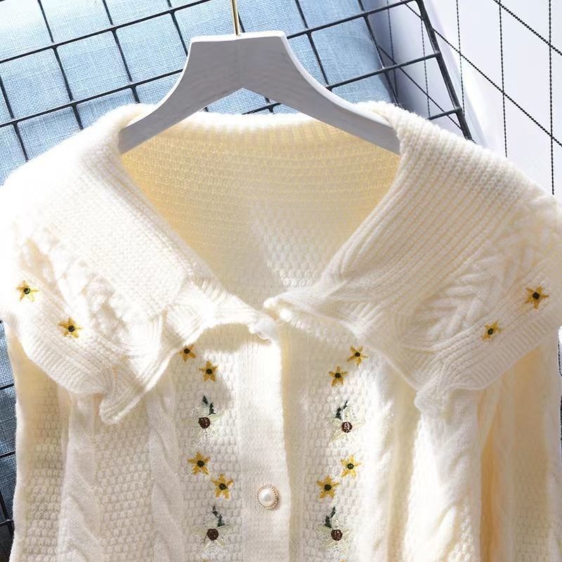 Áo Khoác Cardigan Dệt Kim Đính Nút Ngọc Trai Cổ Búp Bê Thêu Hoa Thời Trang Thu Đông Phong Cách Pháp Cổ Điển Mới