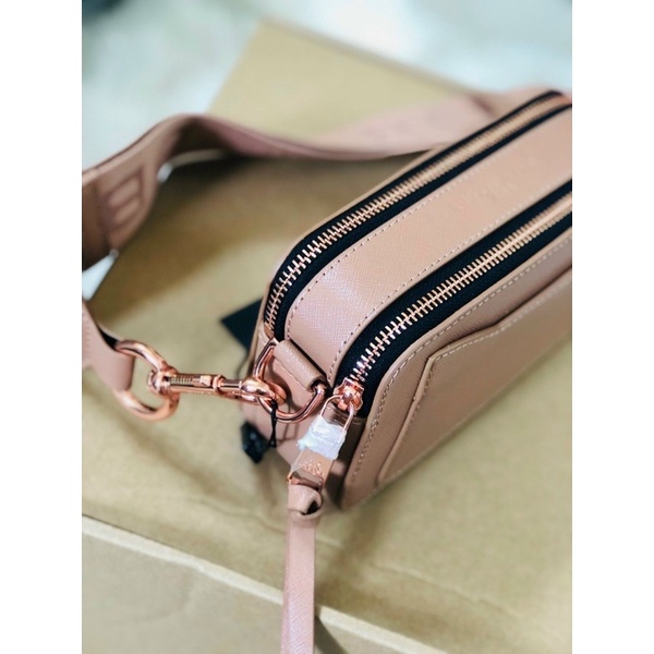 Túi đeo chéo mác màu nude sang chảnh