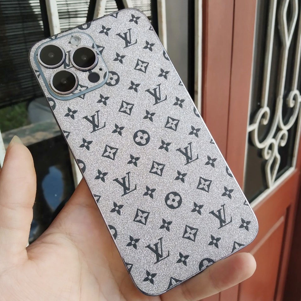 Dán skin Iphone kim tuyến bạc LV chữ nhỏ 6/6s tới 14promax full lưng viền