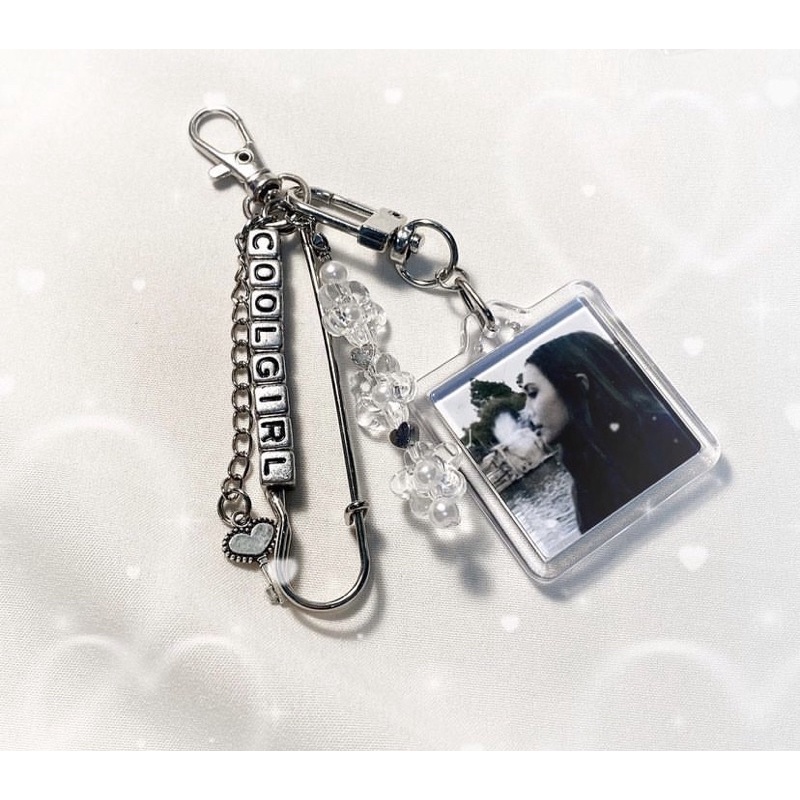 Móc khoá mica trái tim dây hạt cườm