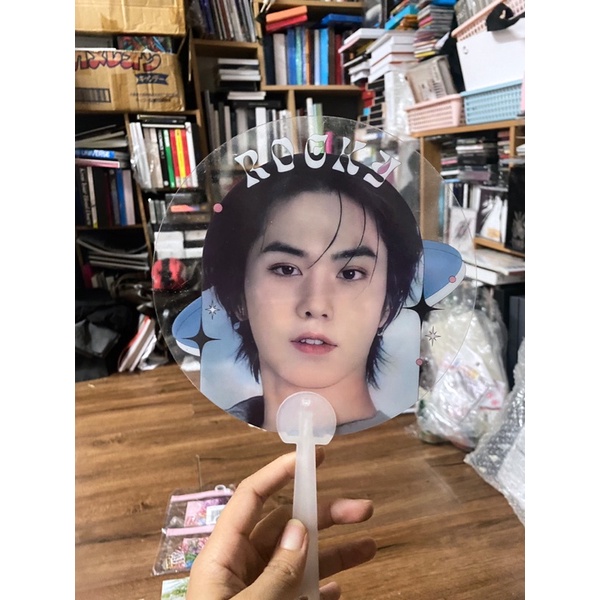 Astro goods Quạt cầm tay những member như hình.