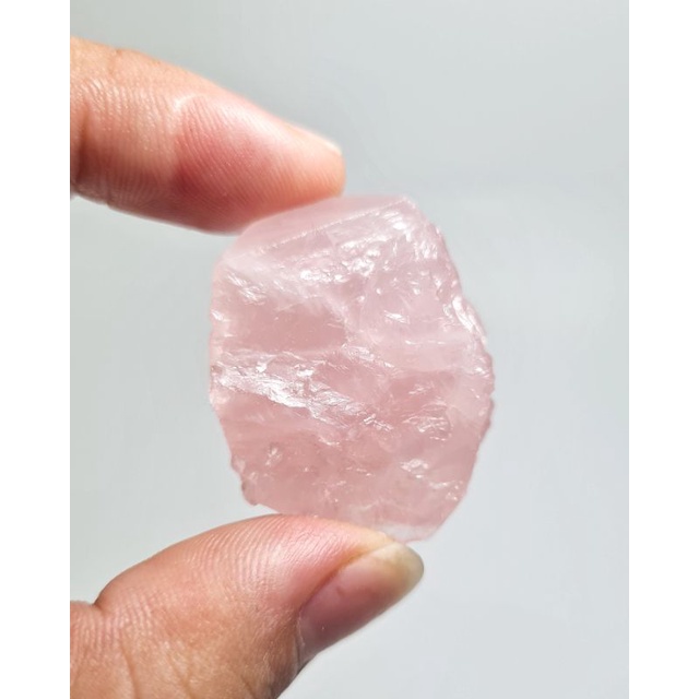 Rose quartz Madagascar thô tự nhiên có 2 màu sắc lựa chọn reiki healing, bói bài Tarot, hỗ trợ thu hút tính duyên