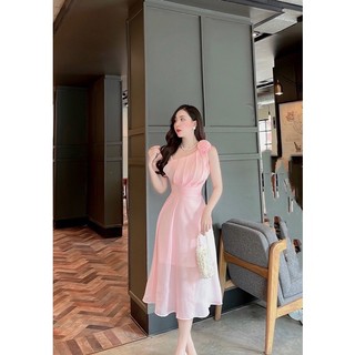 Đầm hồng tơ tiệc kèm cham hoa