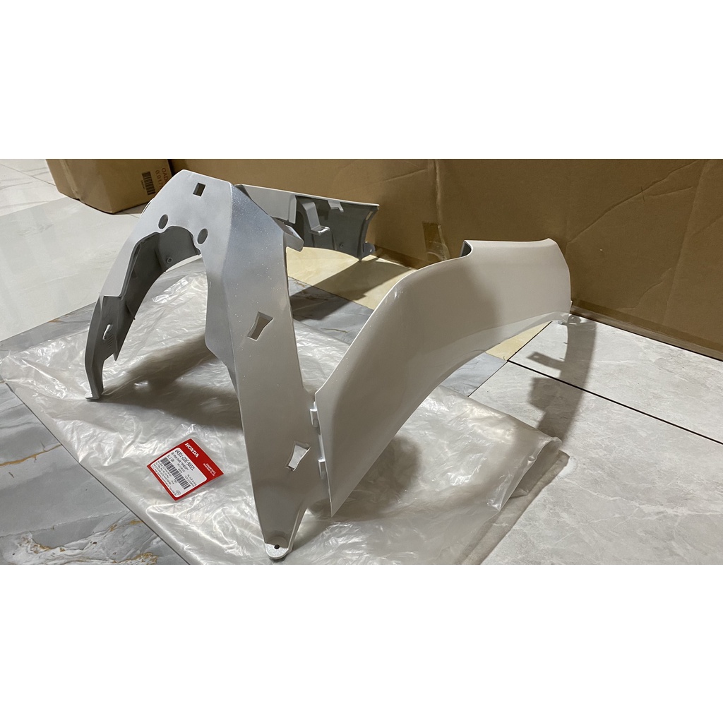 Ốp nhựa trước - chữ M HONDA LEAD 110 Cũ năm 2009-2012 màu Trắng. *NHB35P*