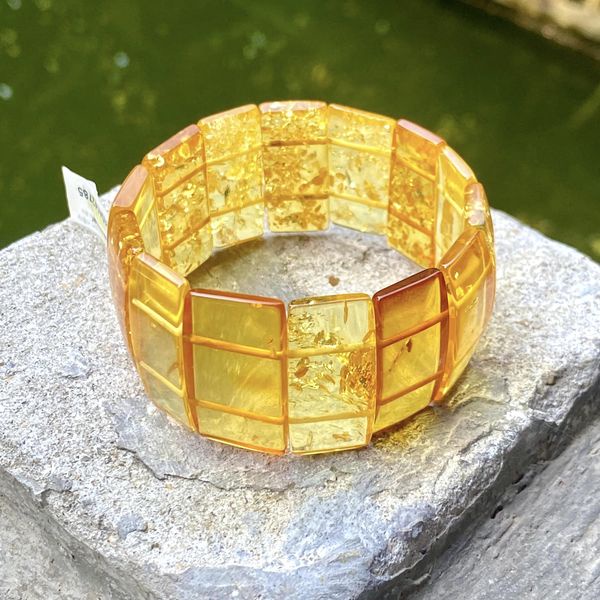 Vòng  hổ phách Nga tự nhiên định dạng thẻ dẹt.