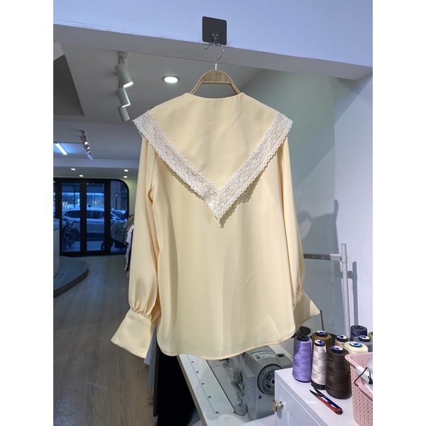 Áo sơ mi nữ phối cổ ren màu vàng ÀTOUS MADELINE kiểu dáng độc đáo trẻ trung phù hợp đi làm đi chơi