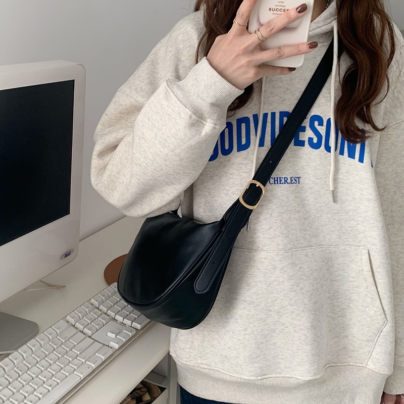 Túi Đeo Chéo Nhỏ Nhắn Màu Đen GXYXB341