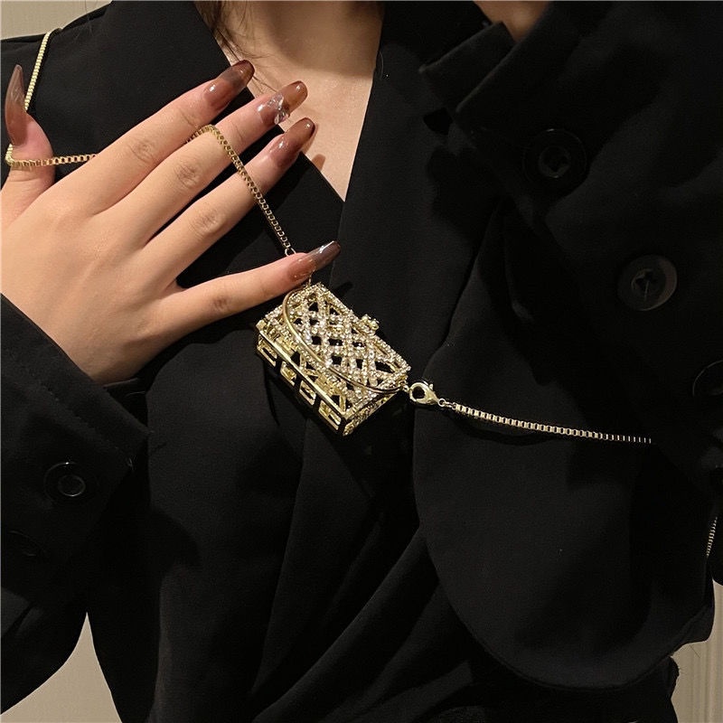 Túi Đeo Chéo mini Hình Vuông Rỗng Đính Kim Cương Phối Dây Xích Kim Loại Thời Trang Cho Nữ