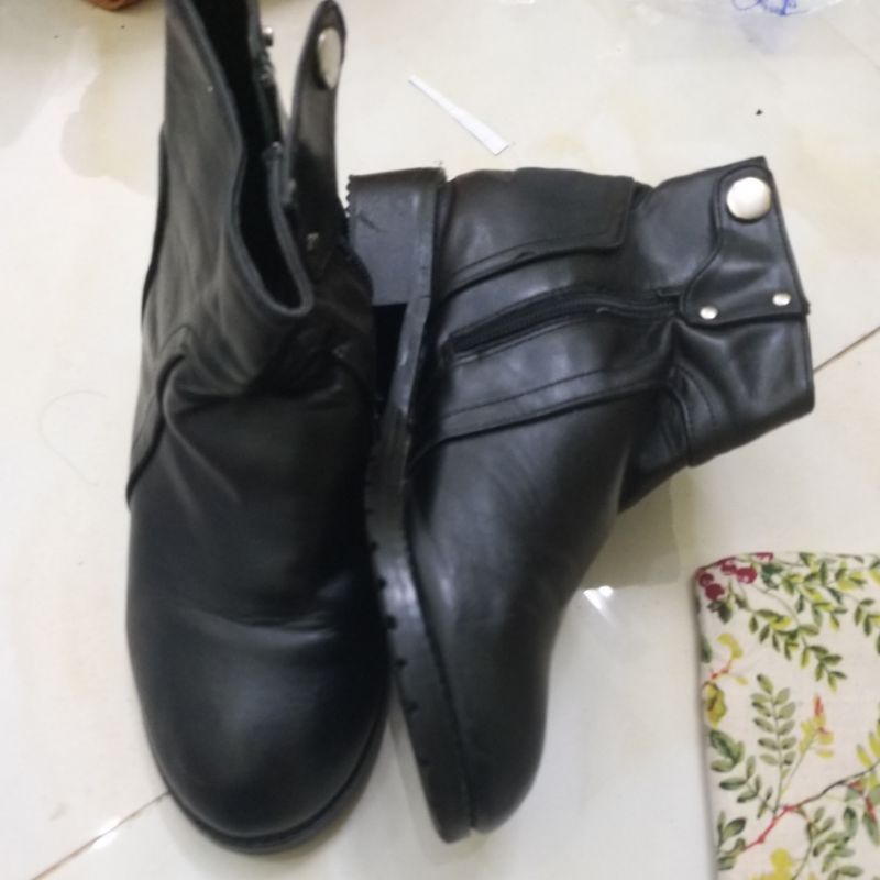 giày bốt sai 38