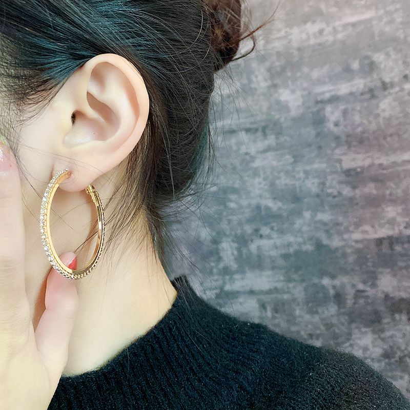 Khuyên tai nữ, Bông tai tròn to đính đá phong cách Âu Mỹ