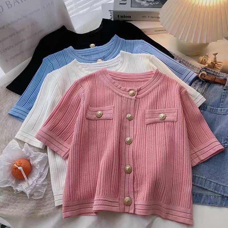 Áo len nữ tay cộc cổ tròn, khuy vàng nổi bật