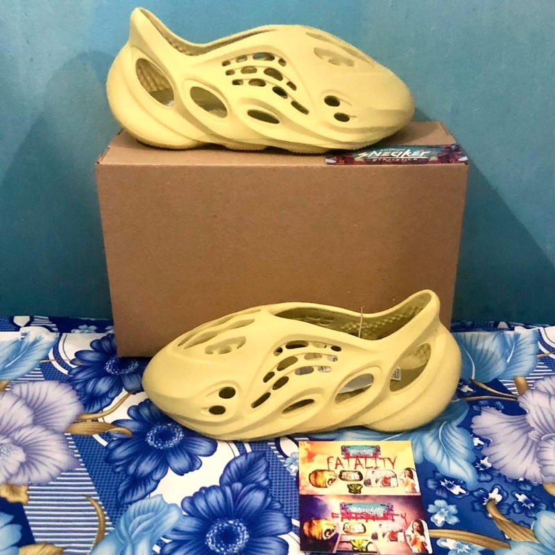 'Giày Cổ Thấp' adidas Yeezy Foam RNNR Sulfur