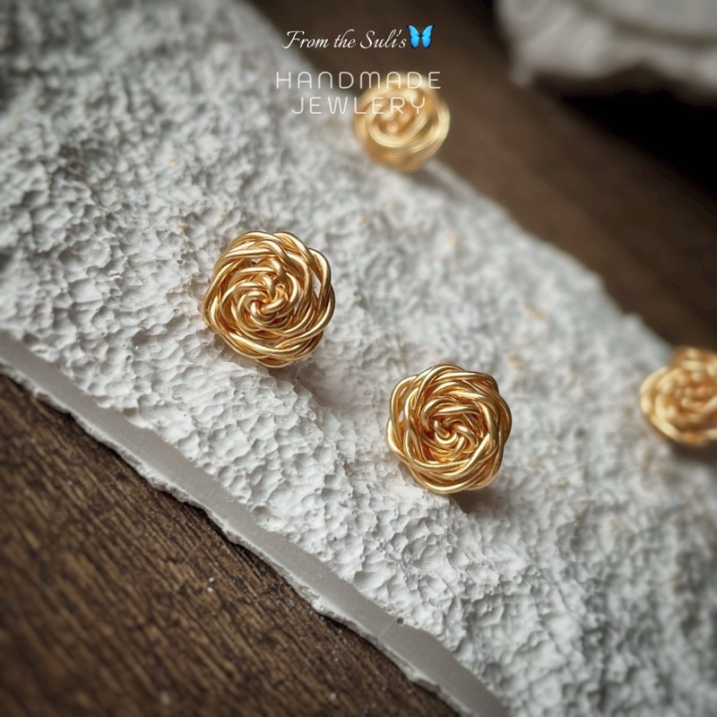 Khuyên tai ghim bọc cao su hoa hồng thủ công