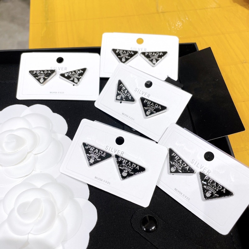 Khuyên tai thương hiệu 𝙥𝙧𝙖𝙙𝙖 hot