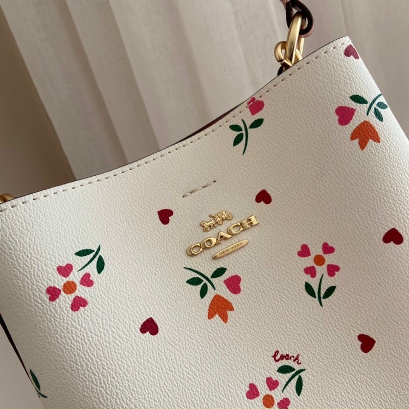 Túi đeo vai Coach Small Town Bucket xinh xắn