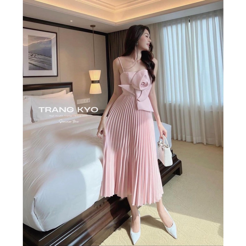 Đầm dập ly. CÓ 1 màu. KÈm hình chụp thật 100%. Size dưới 54kg vừa. Đơn giản mà đẹp. MUa nhanh kẻo hết nha