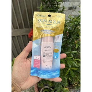 Kem chống Nắng Dưỡng Da Trắng Mượt Sunplay Skin Aqua Silky White SPF50 30g