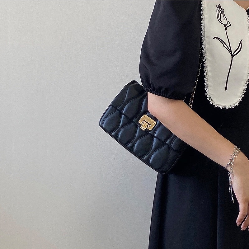 Túi xách nữ túi đeo chéo nữ màu đen đi kèm dây xích có đệm chống đau vai.