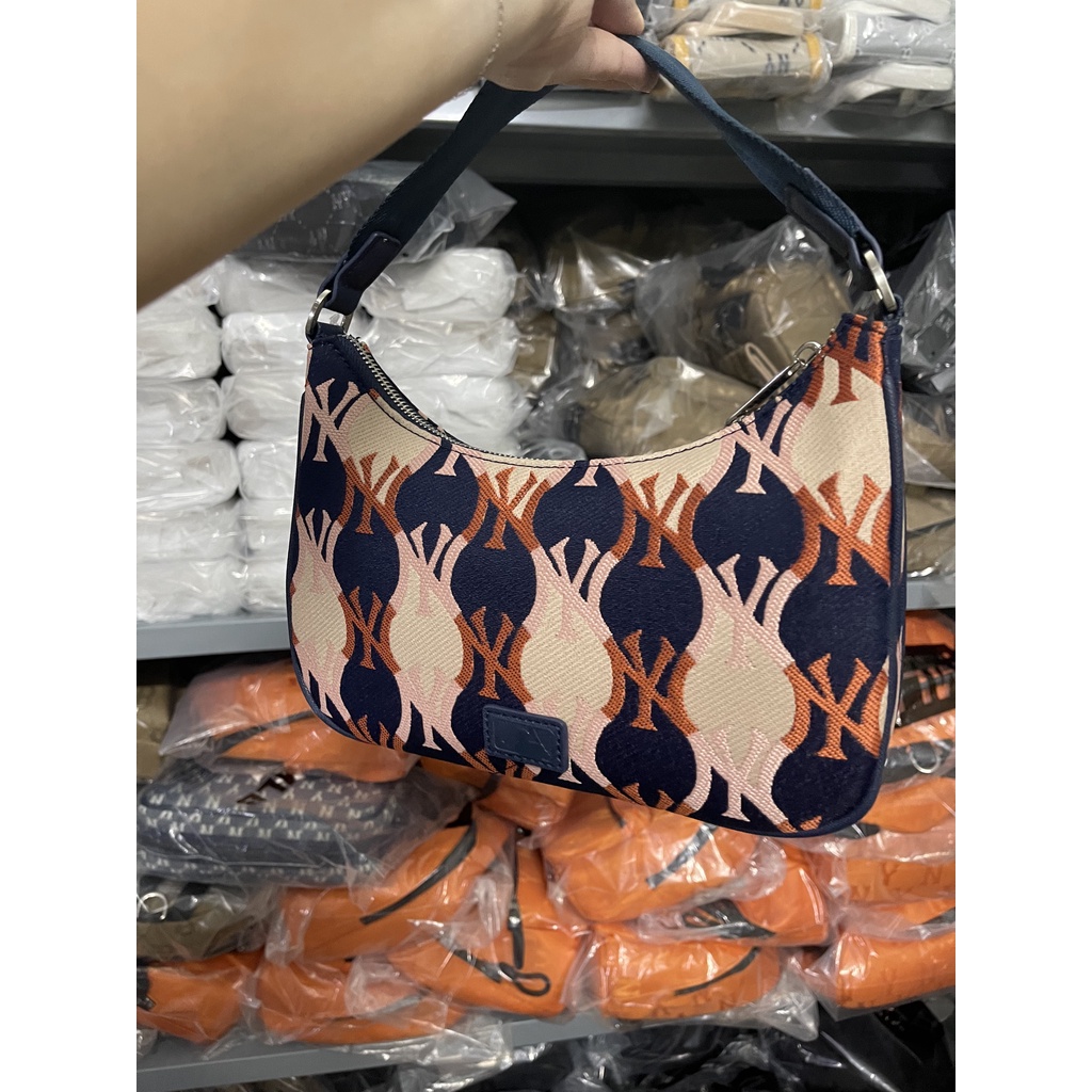 (TQXK 1:1) Túi Kẹp nách M/L/B màu mới về thêm đủ màu ạ ✅ Túi có kèm dây đeo chéo  Size 26x18x6cm Sẵn 2 màu