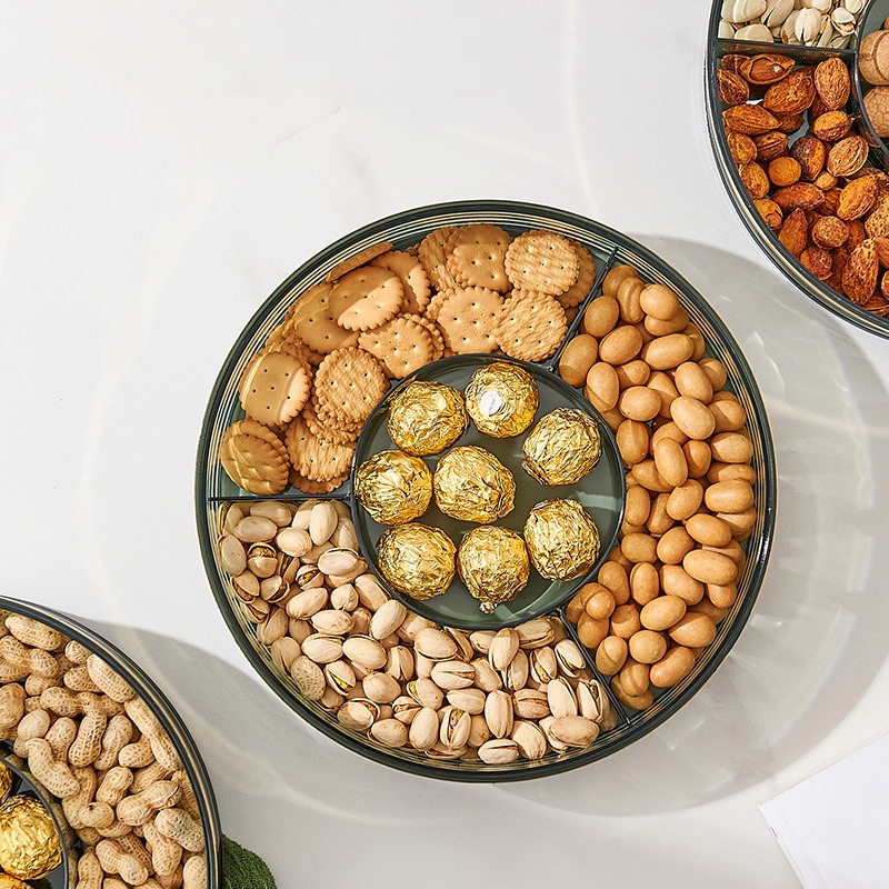 Một tách trà trong phòng khách hiện đại, một thành phần ăn Nhẹ phù hợp với hạt giống trái cây khô, số lượng mới của năm 2022.