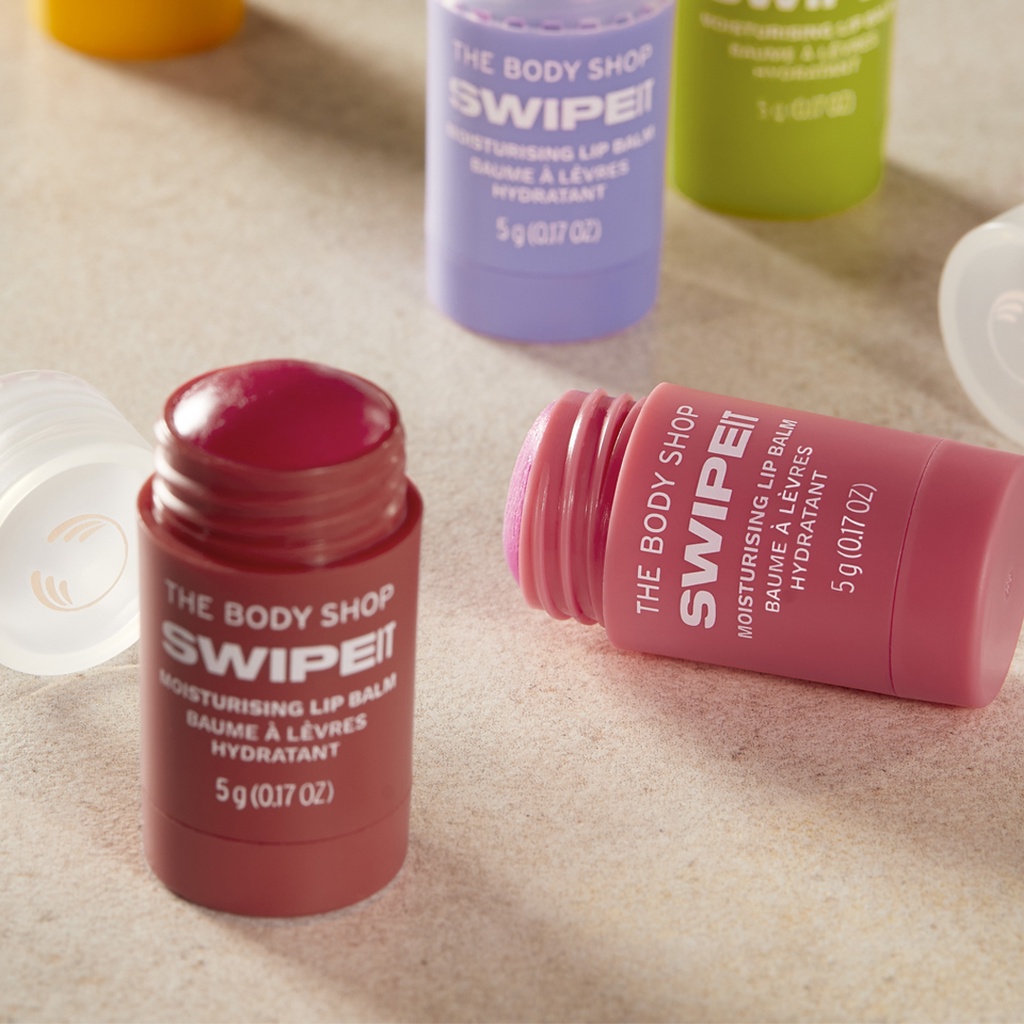 Son dưỡng môi The Body Shop Swipe It Moisturising Strawberry Lip Balm 5G
