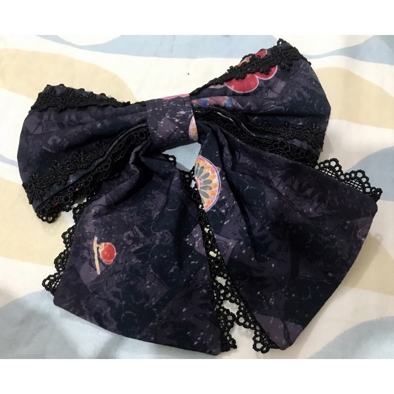 Kẹp tóc màu tím than phối đầm Lolita