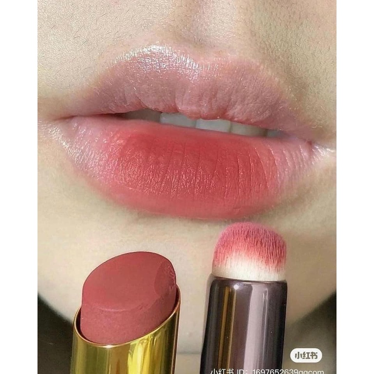 Cọ môi đánh son xinh xắn