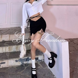 Enjoy freedom chân váy ngắn lưng cao xẻ tà màu đen thời trang cho nữ