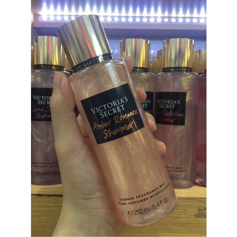 Xịt thơm nhũ Victoria's Secret Amber Romance Shimmer 250ml