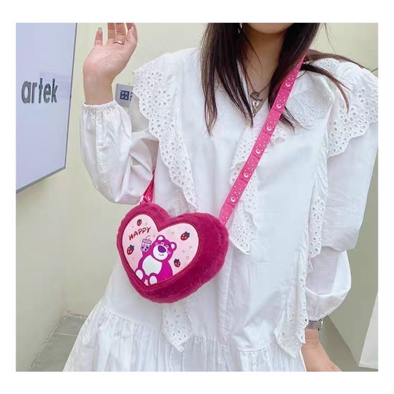 Túi đeo chéo gấu dâu hồng lotso mẫu trái tim dễ thương cho nữ De Perier
