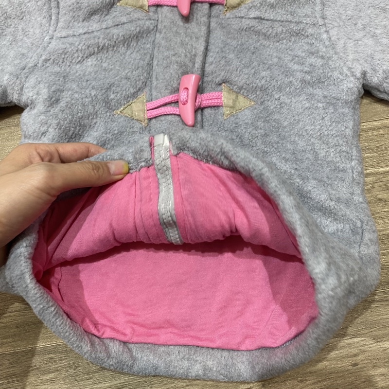 Áo khoác nỉ có mũ khuy sừng hàng 2hand cho bé gái size 6-9kg DTE10