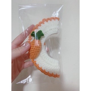 Yếm len cà rốt cho thú cưng (Ảnh shop tự chụp)